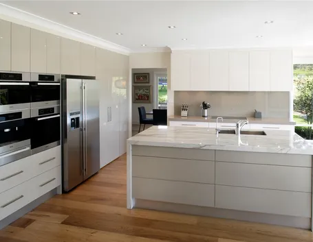 Cucina moderna con pavimento in gres