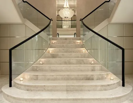 Scalinata in marmo bianco
