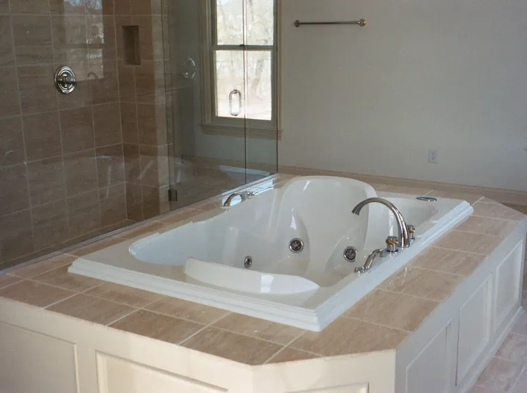 Bagno rivestito con mattonelle