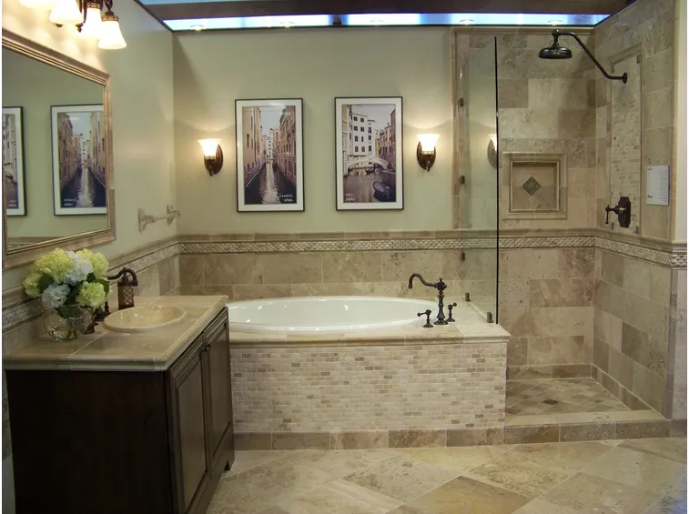 Rivestimento bagno con dettagli a mosaico