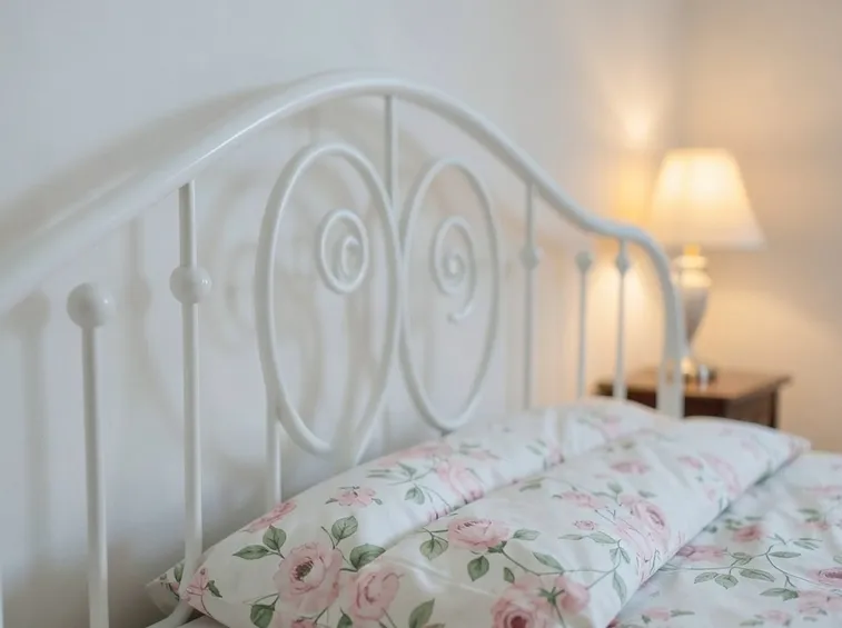 Dettaglio testiera del letto