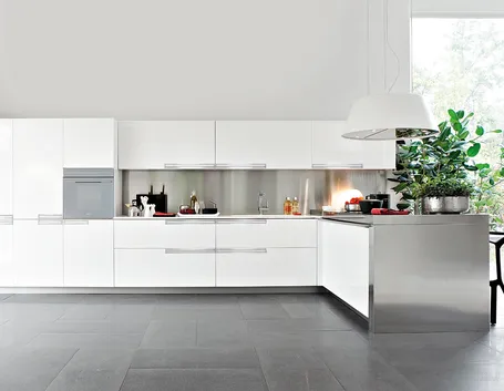 Cucina a penisola moderna