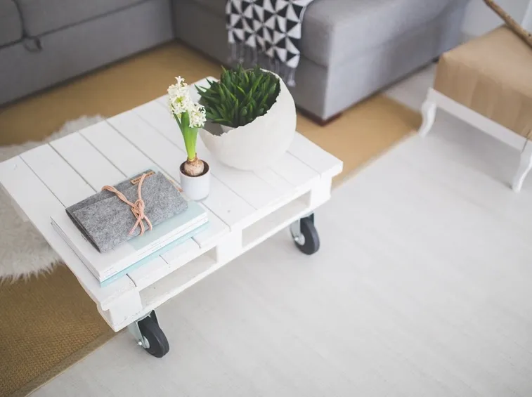 Mobili fai da te legno. Come usare un pallet come tavolino