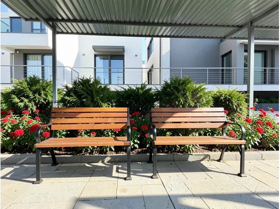 Panchine lungo un viale