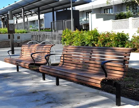 Panchine lungo un viale