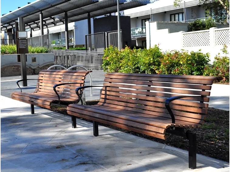 Panchine lungo un viale