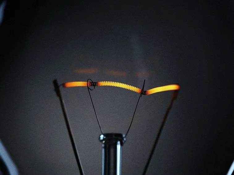 Dettagli del filamento di una lampadina a incandescenza