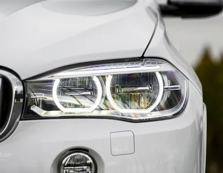 Fari di un'auto con led