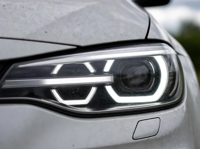 Fari di un'auto con led