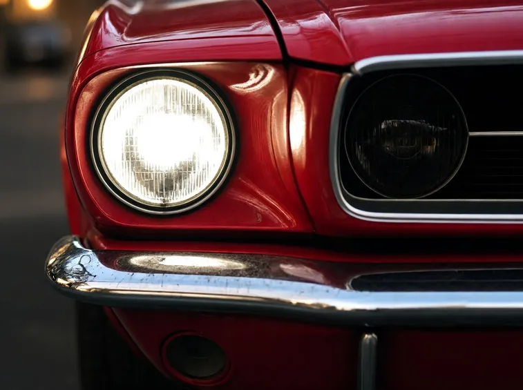 Auto con lampadine a led