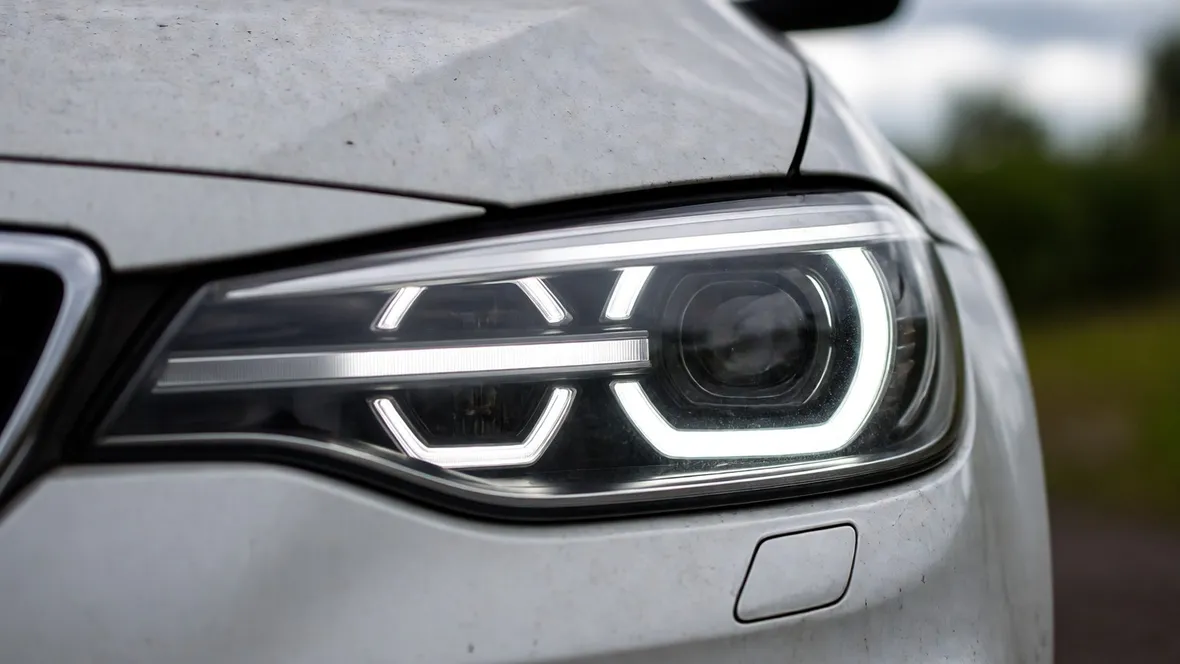Fari di un'auto con led