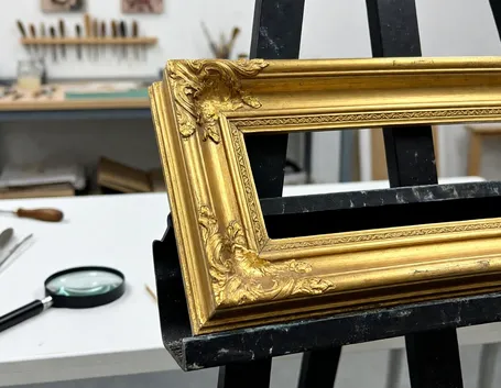 Prima di toccarla: capire di cosa è fatta la cornice e com'è dorata