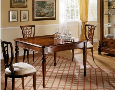 Tavolo classico in legno