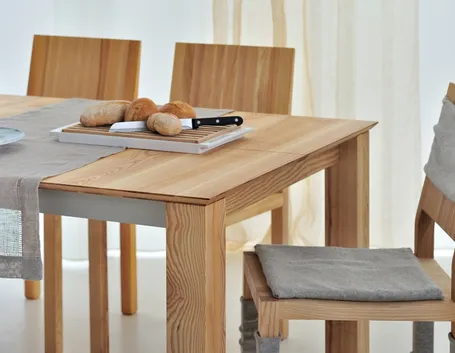 Un modello di tavolo allungabile in legno