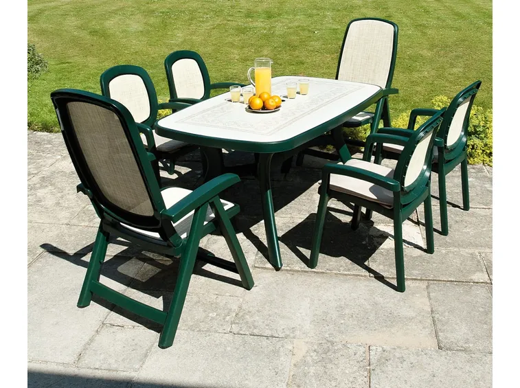 Moderno tavolo da giardino in resina