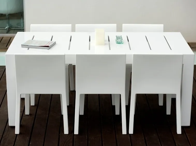 Tavolo in resina da esterni con sedie color bianco