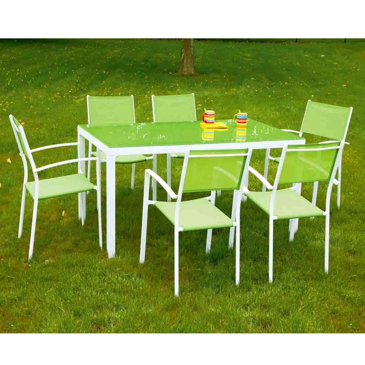 Tavolo verde in giardino