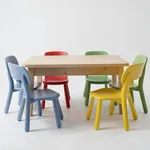 Tavolino con sedie colorate