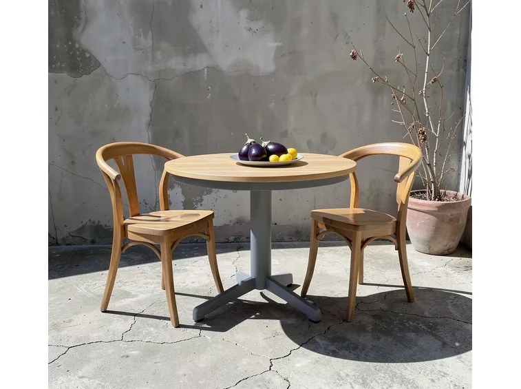 Tavolo da giardino in legno con sedie