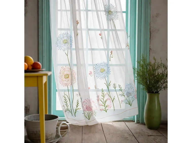Tenda in tulle ricamato