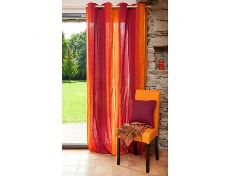 Tenda etnica realizzata in vivaci colori.