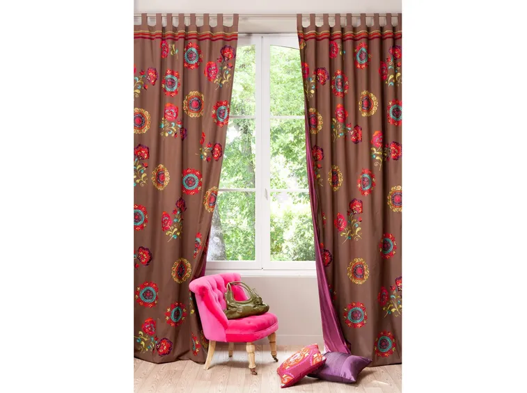 Arredamento con tende in stile etnico.