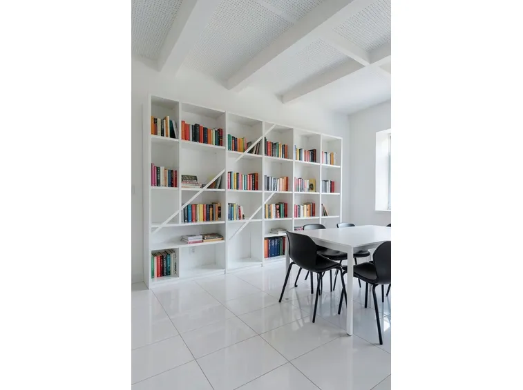 Libreria obliqua in cartongesso