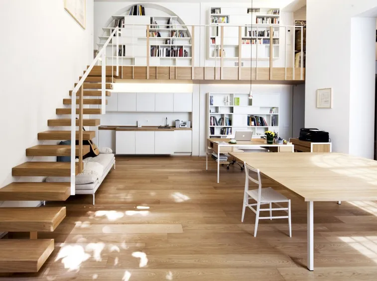 Soppalco in legno con libreria