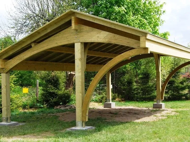 Copertura in legno in giardino