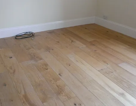 Battiscopa bianco parquet
