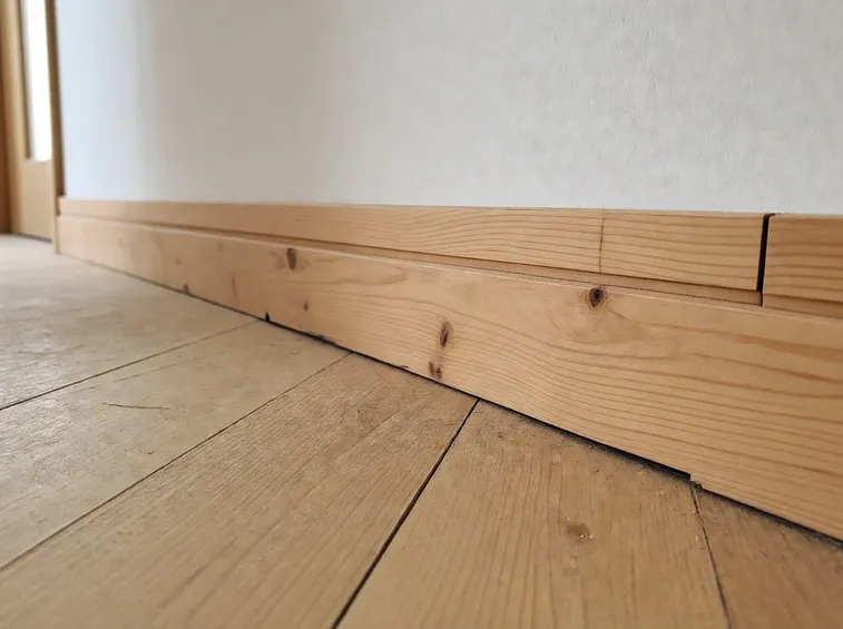 Battiscopa in legno grezzo