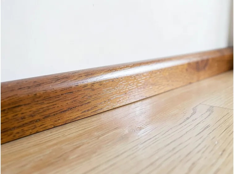 Battiscopa in legno lucido