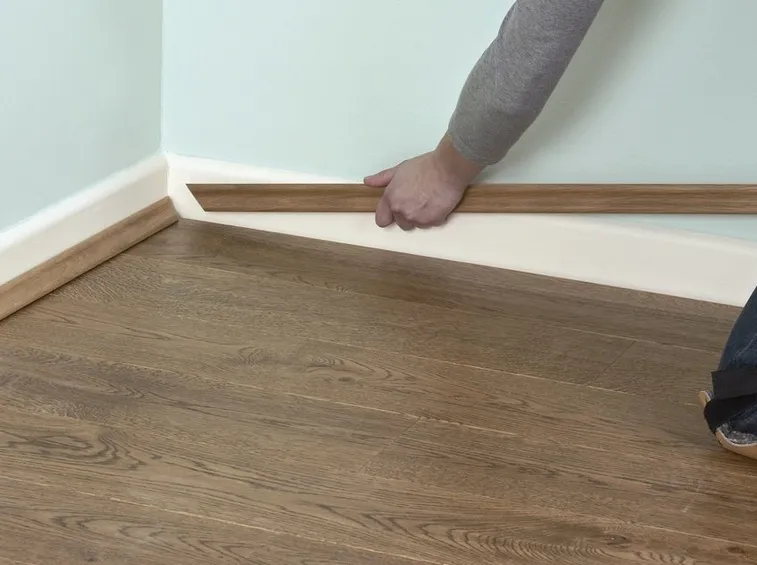 Posa battiscopa parquet