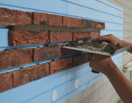 Esempio di muro con listelli in cotto