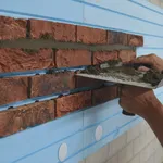Esempio di muro con listelli in cotto
