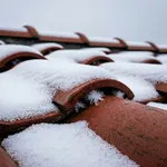 Quanto pesa davvero la neve sul tetto: fresca, bagnata o ghiacciata