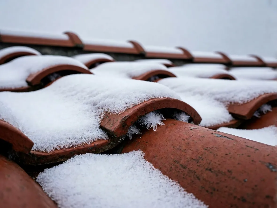 Quanto pesa davvero la neve sul tetto: fresca, bagnata o ghiacciata