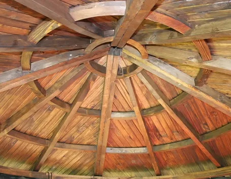 Interno di un tetto in legno