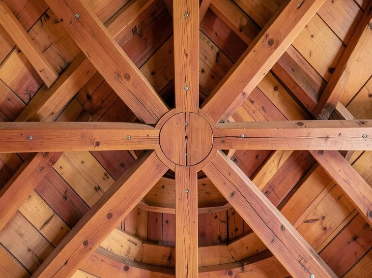 Interno di un tetto in legno