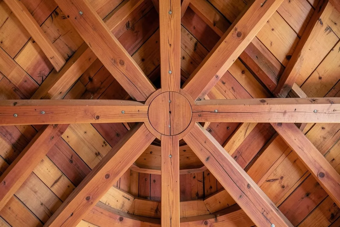 Interno di un tetto in legno