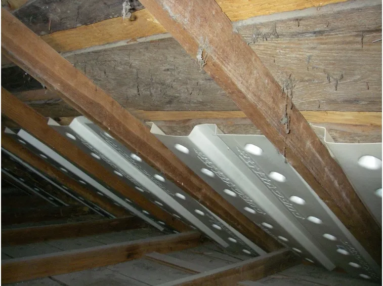 Installazione dei baffles nel sottotetto