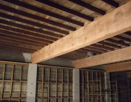 esempio di soffitto con travi in legno
