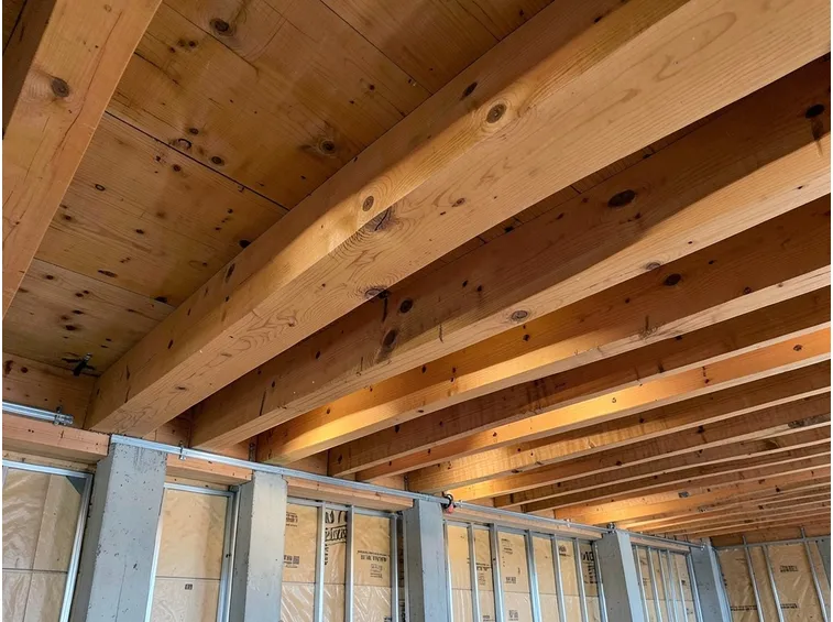 esempio di soffitto con travi in legno