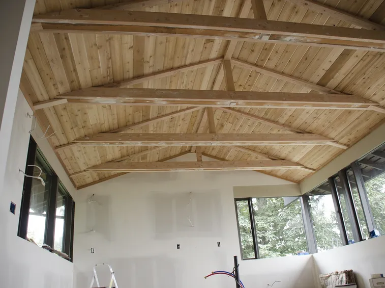 Soffitto con travi in legno