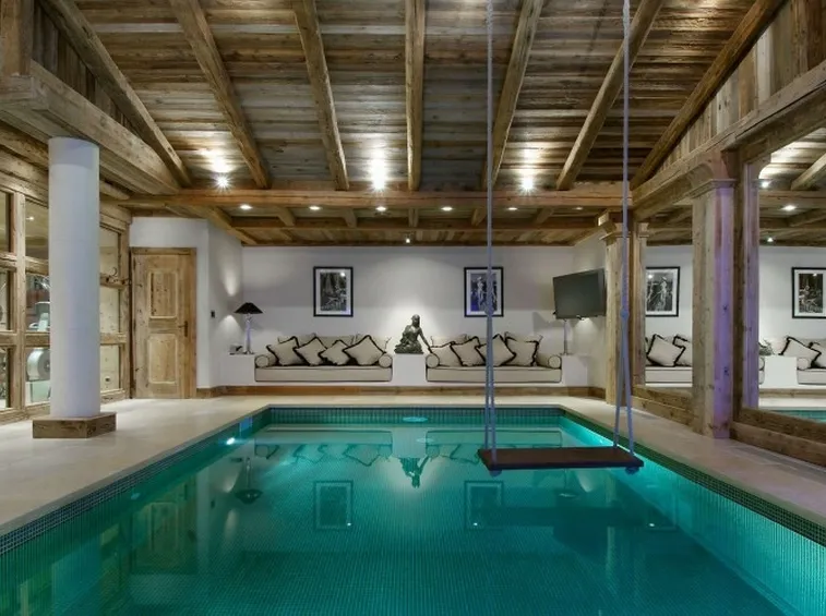 Piscina con travi a vista in legno lamellare