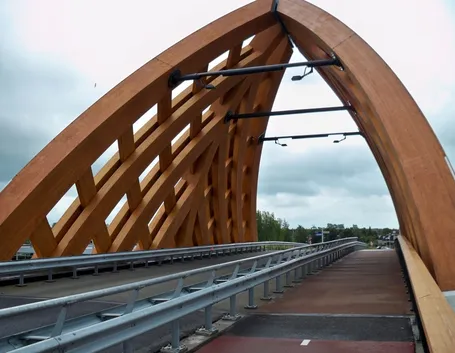 Ponte realizzato con travi di legno lamellare