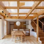 Un modello di travi in legno per interni