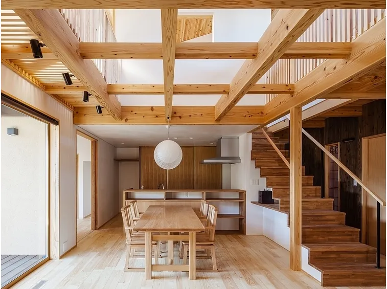 Un modello di travi in legno per interni