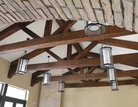 Soffitto con travi in legno