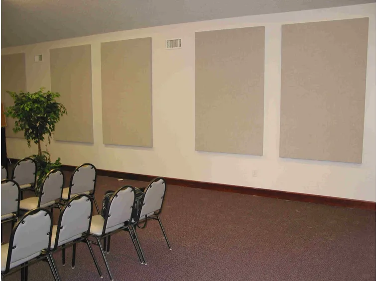 Sala convegni con pannelli isolanti